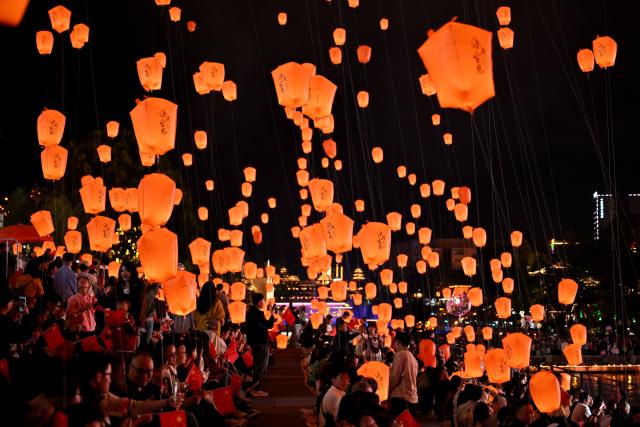 (261002) -- BEIJING, Oct. 2, 2026 (Xinhua) -- People take part in a sky lantern release event in Xuan'en County in Enshi Tujia and Miao Autonomous Prefecture in central China's Hubei Province, Oct. 1, 2026. During the National Day holiday, various cultural and tourism events are held across the country to attract visitors. (Photo by Song Wen/Xinhua)