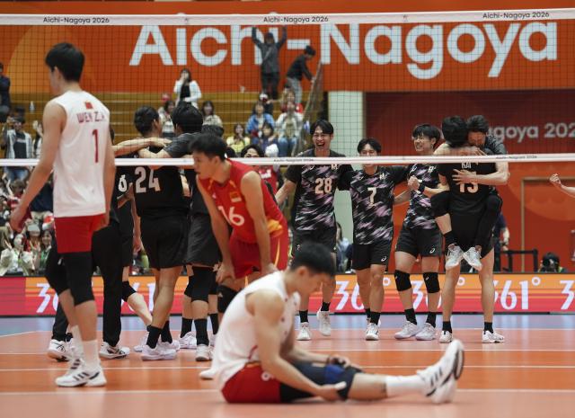 (261002) -- OKAZAKI, Oct. 2, 2026 (Xinhua) -- Players of Japan celebrate victory after the men's volleyball semifinal match between China and Japan at the 20th Asian Games Aichi-Nagoya 2026 in Okazaki of Aichi Prefecture, Japan, Oct. 2, 2026. (Xinhua/Cheong Kam Ka)