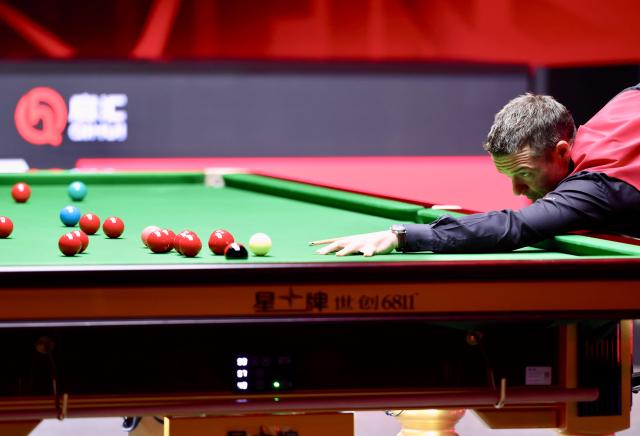 (261002) -- SHENZHEN, Oct. 2, 2026 (Xinhua) -- Michael Holt competes during the quarterfinal match between Yuan Sijun of China and Michael Holt of England at World Snooker Tour Shenzhen Open 2026 in Shenzhen, south China's Guangdong Province, Oct. 2, 2026. (Xinhua/Lu Hanxin)