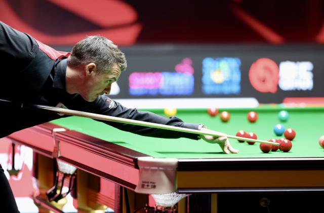 (261002) -- SHENZHEN, Oct. 2, 2026 (Xinhua) -- Michael Holt competes during the quarterfinal match between Yuan Sijun of China and Michael Holt of England at World Snooker Tour Shenzhen Open 2026 in Shenzhen, south China's Guangdong Province, Oct. 2, 2026. (Xinhua/Lu Hanxin)