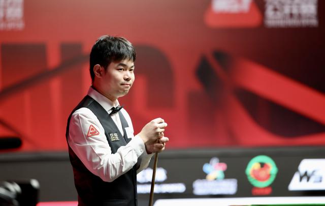 (261002) -- SHENZHEN, Oct. 2, 2026 (Xinhua) -- Yuan Sijun reacts during the quarterfinal match between Yuan Sijun of China and Michael Holt of England at World Snooker Tour Shenzhen Open 2026 in Shenzhen, south China's Guangdong Province, Oct. 2, 2026. (Xinhua/Lu Hanxin)