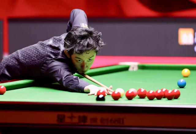 (261002) -- SHENZHEN, Oct. 2, 2026 (Xinhua) -- Wu Yize competes during the quarterfinal match between Wu Yize of China and Shaun Murphy of England at World Snooker Tour Shenzhen Open 2026 in Shenzhen, south China's Guangdong Province, Oct. 2, 2026. (Xinhua/Lu Hanxin)
