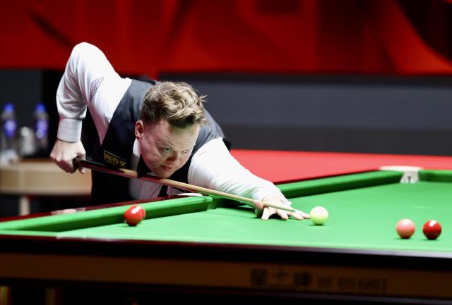 (261002) -- SHENZHEN, Oct. 2, 2026 (Xinhua) -- Shaun Murphy competes during the quarterfinal match between Wu Yize of China and Shaun Murphy of England at World Snooker Tour Shenzhen Open 2026 in Shenzhen, south China's Guangdong Province, Oct. 2, 2026. (Xinhua/Lu Hanxin)