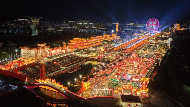 (261002) -- BEIJING, Oct. 2, 2026 (Xinhua) -- An aerial drone photo taken on Oct. 1, 2026 shows tourists visiting a scenic area in Tangshan, north China's Hebei Province. During the National Day holiday, people step outdoors to enjoy a vibrant holiday atmosphere. (Xinhua/Mu Yu)