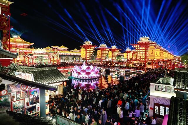 (261002) -- BEIJING, Oct. 2, 2026 (Xinhua) -- Tourists visit a scenic area in Tangshan, north China's Hebei Province, Oct. 1, 2026. During the National Day holiday, people step outdoors to enjoy a vibrant holiday atmosphere. (Xinhua/Mu Yu)