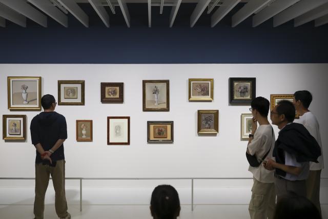(261002) -- BEIJING, Oct. 2, 2026 (Xinhua) -- People visit an art museum in east China's Shanghai, Oct. 2, 2026. During the National Day holiday, people step outdoors to enjoy a vibrant holiday atmosphere. (Xinhua/Wang Xiang)