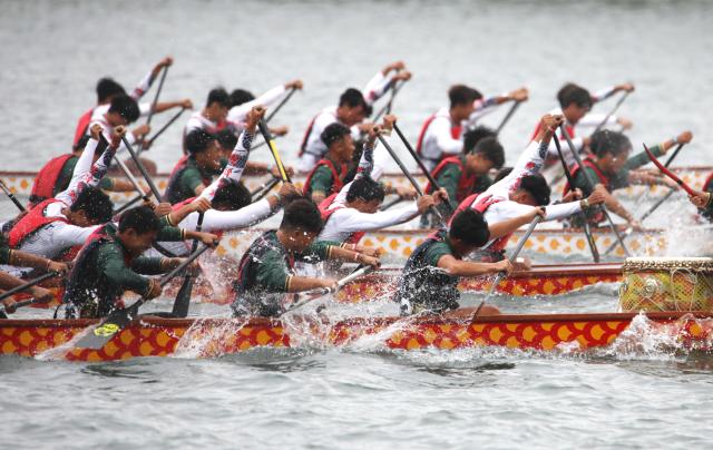 (261002) -- BEIJING, Oct. 2, 2026 (Xinhua) -- A drone photo taken on Oct. 2, 2026 shows a dragon boat race in Liuzhou, south China's Guangxi Zhuang Autonomous Region. During the National Day holiday, people step outdoors to enjoy a vibrant holiday atmosphere. (Xinhua/Huang Xiaobang)