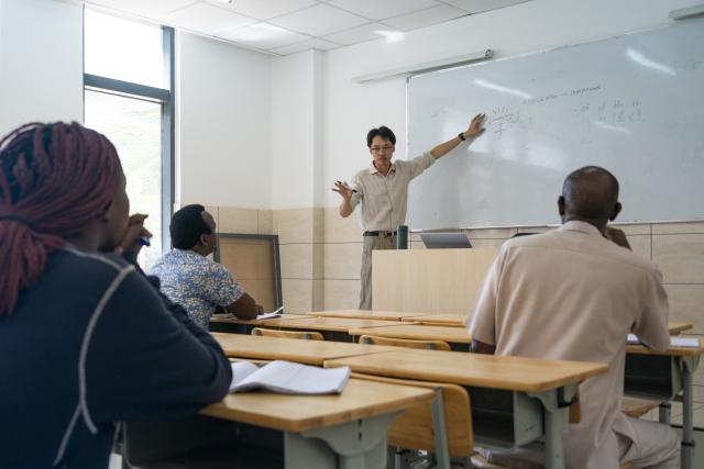 (261002) -- NAIROBI, Oct. 2, 2026 (Xinhua) -- Li Siyi (C), a Chinese teacher at the Confucius Institute of Kenyatta University, gives a Chinese class to faculty and staff of Kenyatta University in Nairobi, Kenya, Oct. 1, 2026. The Confucius Institute at Kenyatta University, located in Nairobi, Kenya, is jointly established by Shandong Normal University and Kenyatta University, serving as a platform for local students to learn about China and experience Chinese culture. Besides formal classes, clubs of dancing, martial arts, calligraphy and painting, cuisine, and recitation are also popular among local students. (Xinhua/Xie Jianfei)