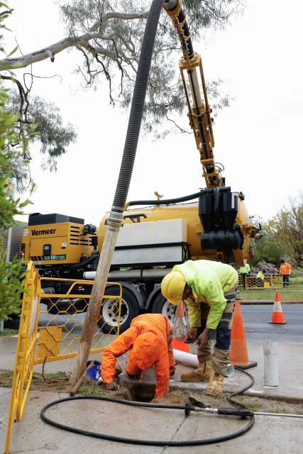 (261002) -- CANBERRA, Oct. 2, 2026 (Xinhua) -- Workers work in the rain in Canberra, Australia, on Oct. 2, 2026. TO GO WITH "Job vacancies fall again in Australia" (Photo by Chu Chen/Xinhua)