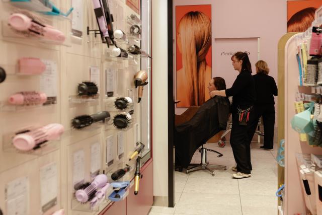 (261002) -- CANBERRA, Oct. 2, 2026 (Xinhua) -- A hairdresser works in Canberra, Australia, on Oct. 2, 2026. TO GO WITH "Job vacancies fall again in Australia" (Photo by Chu Chen/Xinhua)