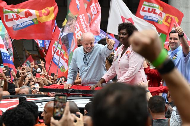 (261002) -- RIO DE JANEIRO, Oct. 2, 2026 (Xinhua) -- Brazilian President Luiz Inacio Lula da Silva (L), presidential candidate of Brazil's ruling Workers' Party, attends a campaign rally in Rio de Janeiro, Brazil, Oct. 2, 2026. (Xinhua/Jin Haoyuan)