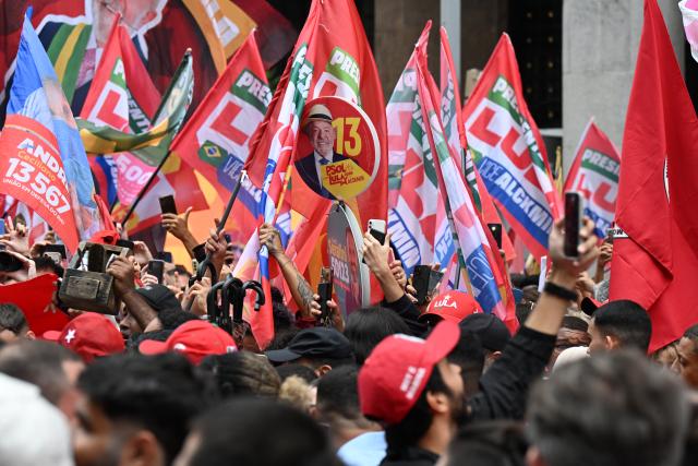 (261002) -- RIO DE JANEIRO, Oct. 2, 2026 (Xinhua) -- Supporters of Brazilian President Luiz Inacio Lula da Silva gather at a campaign rally in Rio de Janeiro, Brazil, Oct. 2, 2026. (Xinhua/Jin Haoyuan)