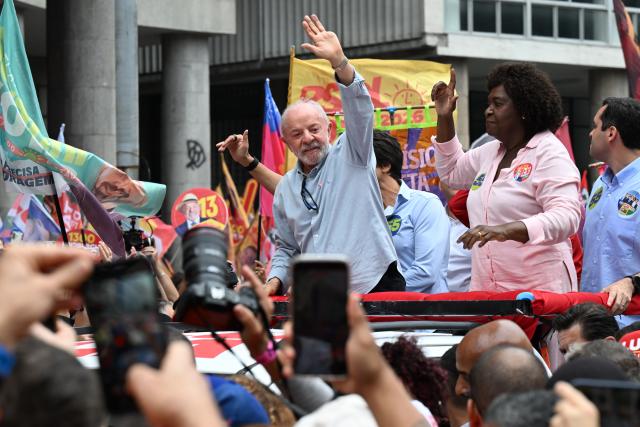 (261002) -- RIO DE JANEIRO, Oct. 2, 2026 (Xinhua) -- Brazilian President Luiz Inacio Lula da Silva (L), presidential candidate of Brazil's ruling Workers' Party, attends a campaign rally in Rio de Janeiro, Brazil, Oct. 2, 2026. (Xinhua/Jin Haoyuan)