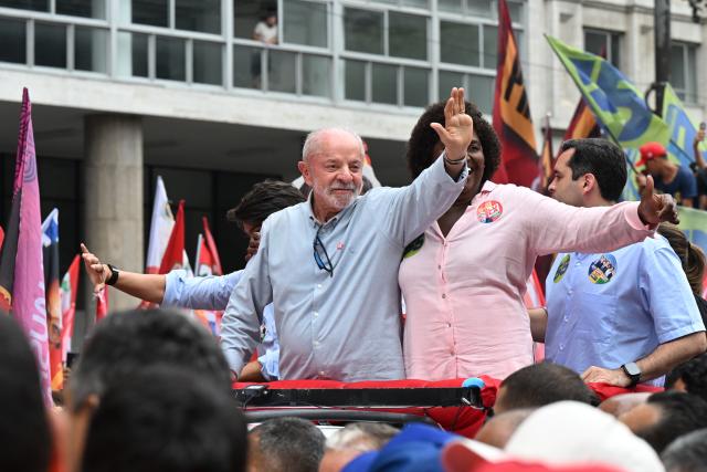 (261002) -- RIO DE JANEIRO, Oct. 2, 2026 (Xinhua) -- Brazilian President Luiz Inacio Lula da Silva (L), presidential candidate of Brazil's ruling Workers' Party, attends a campaign rally in Rio de Janeiro, Brazil, Oct. 2, 2026. (Xinhua/Jin Haoyuan)