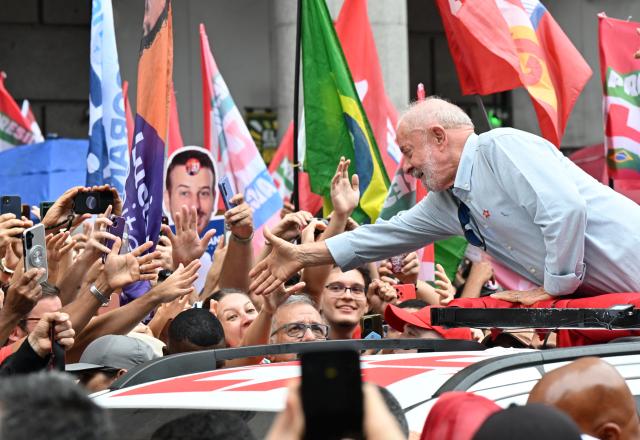 (261002) -- RIO DE JANEIRO, Oct. 2, 2026 (Xinhua) -- Brazilian President Luiz Inacio Lula da Silva, presidential candidate of Brazil's ruling Workers' Party, attends a campaign rally in Rio de Janeiro, Brazil, Oct. 2, 2026. (Xinhua/Jin Haoyuan)