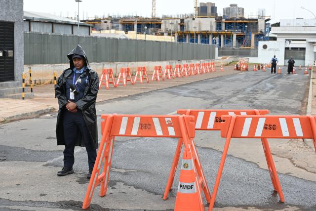 (261002) -- BRASILIA, Oct. 2, 2026 (Xinhua) -- A security officer stands guard outside the U.S. Embassy in Brasilia, Brazil, Oct. 2, 2026. The United States and Australian diplomatic missions in Brazil suspended in-person operations or temporarily closed on Friday, citing security concerns, two days before Brazil's presidential election. (Xinhua/Lucio Tavora)