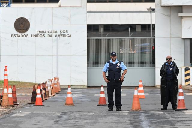 (261002) -- BRASILIA, Oct. 2, 2026 (Xinhua) -- Security officers stand guard outside the U.S. Embassy in Brasilia, Brazil, Oct. 2, 2026. The United States and Australian diplomatic missions in Brazil suspended in-person operations or temporarily closed on Friday, citing security concerns, two days before Brazil's presidential election. (Xinhua/Lucio Tavora)