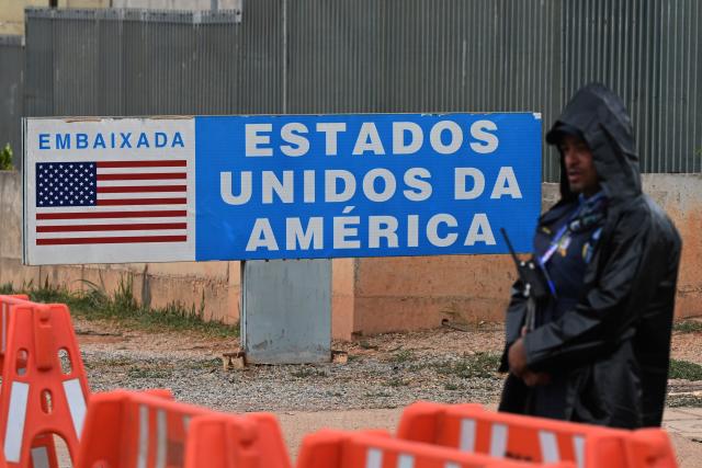 (261002) -- BRASILIA, Oct. 2, 2026 (Xinhua) -- A security officer stands guard outside the U.S. Embassy in Brasilia, Brazil, Oct. 2, 2026. The United States and Australian diplomatic missions in Brazil suspended in-person operations or temporarily closed on Friday, citing security concerns, two days before Brazil's presidential election. (Xinhua/Lucio Tavora)