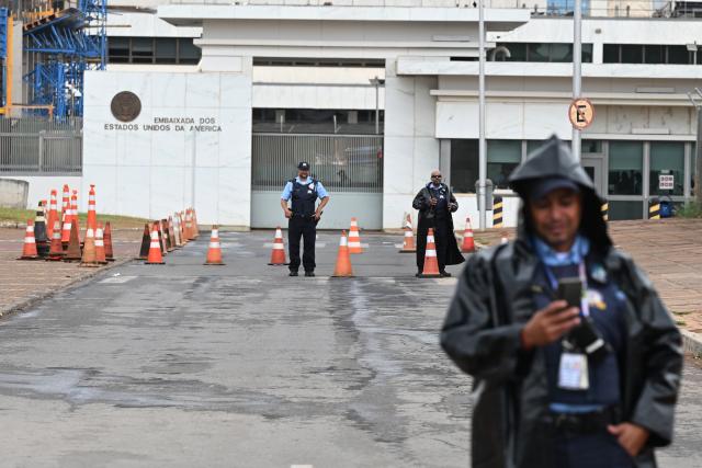 (261002) -- BRASILIA, Oct. 2, 2026 (Xinhua) -- Security officers stand guard outside the U.S. Embassy in Brasilia, Brazil, Oct. 2, 2026. The United States and Australian diplomatic missions in Brazil suspended in-person operations or temporarily closed on Friday, citing security concerns, two days before Brazil's presidential election. (Xinhua/Lucio Tavora)