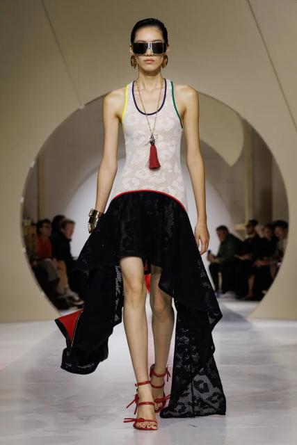 (261003) -- PARIS, Oct. 3, 2026 (Xinhua) -- A model presents a creation from the Womenswear Spring/Summer 2027 collections by Givenchy during the Paris Fashion Week in Paris, France, Oct. 2, 2026. (MeetEurope/Handout via Xinhua)