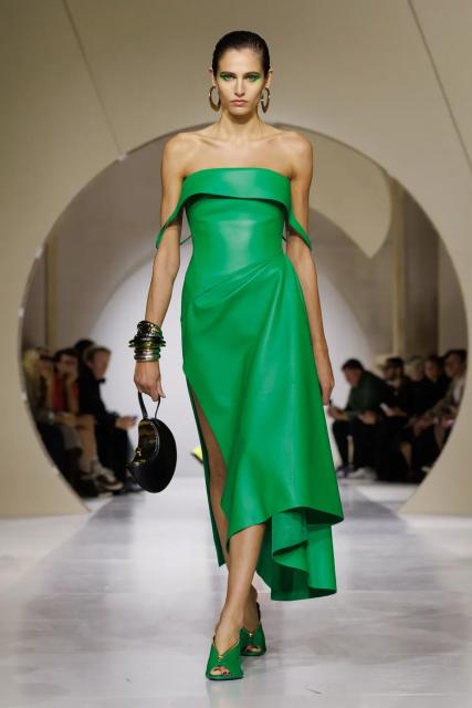 (261003) -- PARIS, Oct. 3, 2026 (Xinhua) -- A model presents a creation from the Womenswear Spring/Summer 2027 collections by Givenchy during the Paris Fashion Week in Paris, France, Oct. 2, 2026. (MeetEurope/Handout via Xinhua)