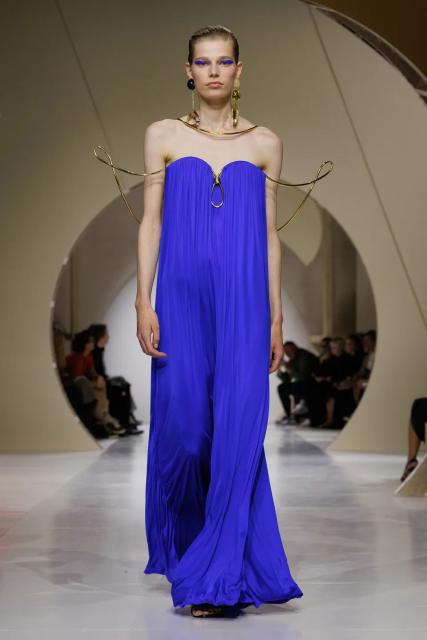 (261003) -- PARIS, Oct. 3, 2026 (Xinhua) -- A model presents a creation from the Womenswear Spring/Summer 2027 collections by Givenchy during the Paris Fashion Week in Paris, France, Oct. 2, 2026. (MeetEurope/Handout via Xinhua)