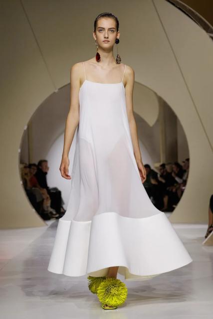 (261003) -- PARIS, Oct. 3, 2026 (Xinhua) -- A model presents a creation from the Womenswear Spring/Summer 2027 collections by Givenchy during the Paris Fashion Week in Paris, France, Oct. 2, 2026. (MeetEurope/Handout via Xinhua)