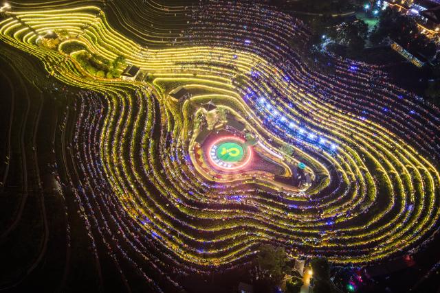 (261003) -- BEIJING, Oct. 3, 2026 (Xinhua) -- An aerial drone photo taken on Oct. 1, 2026 shows the Land Fingerprint Concert held in Shexiang ancient town of Dafang County, southwest China's Guizhou Province.
  As a resettlement spot for poverty alleviation relocation, Shexiang ancient town has held various events to boost the local economy including village markets, singing performances and torch festivals. Since the debut of the Land Fingerprint Concert in August, the town has witnessed a surge in visitor numbers and fresh impetus for the economic development of surrounding areas. (Xinhua/Yang Wenbin)