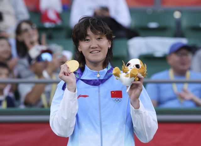 (261003) -- BEIJING, Oct. 3, 2026 (Xinhua) -- Gold medalist Wang Xiyu of China poses during the awarding ceremony for the women's singles of tennis at the 20th Asian Games Aichi-Nagoya 2026 in Nagoya, Japan, Oct. 2, 2026.
  With her victory, Wang also secured a berth in the women's singles event at the 2028 Los Angeles Olympics. (Xinhua/Li Bo)