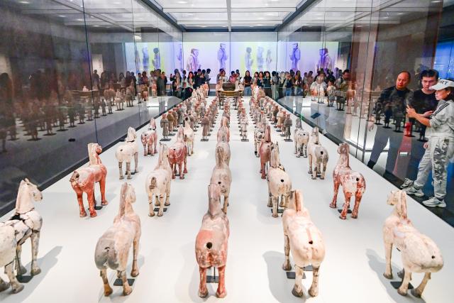(261003) -- BEIJING, Oct. 3, 2026 (Xinhua) -- Tourists visit the Qingzhou Museum in Qingzhou, east China's Shandong Province, Oct. 2, 2026. (Photo by Wang Jilin/Xinhua)