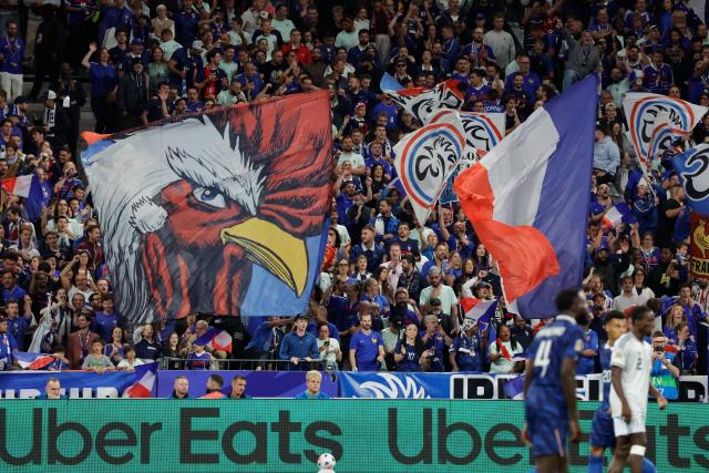 (261003) -- PARIS, Oct. 3, 2026 (Xinhua) -- Supporters of France react during the UEFA Nations League 2026/27 League A Group A1 match between France and Italy in Paris, France, Oct. 2, 2026. (Photo by Henri Szwarc/Xinhua)