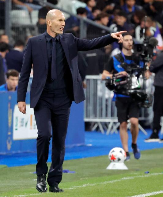 (261003) -- PARIS, Oct. 3, 2026 (Xinhua) -- France's coach Zinedine Zidane gives instructions during the UEFA Nations League 2026/27 League A Group A1 match between France and Italy in Paris, France, Oct. 2, 2026. (Photo by Henri Szwarc/Xinhua)
