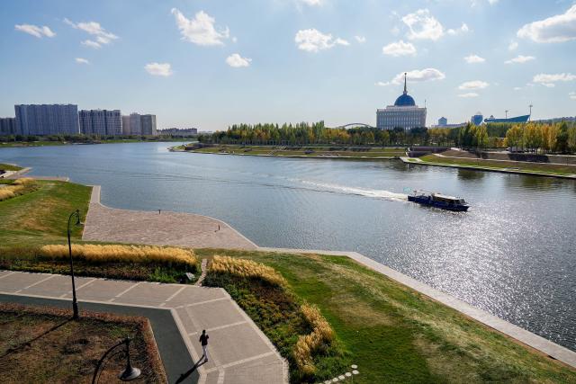 (261003) -- ASTANA, Oct. 3, 2026 (Xinhua) -- This photo taken on Oct. 2, 2026 shows the autumn scenery along the Ishim River in Astana, Kazakhstan. (Photo by Kalizhan Ospanov/Xinhua)