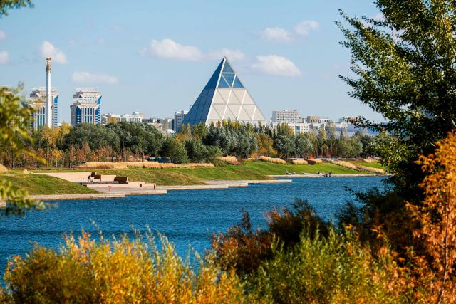 (261003) -- ASTANA, Oct. 3, 2026 (Xinhua) -- This photo taken on Oct. 2, 2026 shows the autumn scenery in Astana, Kazakhstan. (Photo by Kalizhan Ospanov/Xinhua)