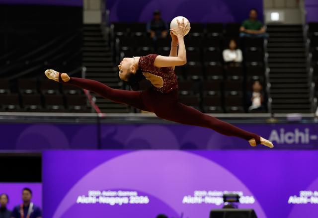 (261003) -- NAGOYA, Oct. 3, 2026 (Xinhua) -- Wang Zilu of China competes during the Individual All-Around Final of Rhythmic Gymnastics at 20th Asian Games Aichi-Nagoya 2026 in Nagoya, Japan, Oct. 3, 2026. (Xinhua/Wu Zhizun)