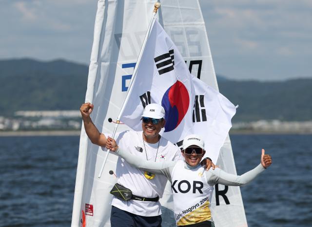 (261003) -- GAMAGORI, Oct. 3, 2026 (Xinhua) -- Choi Jiun (R) of South Korea celebrates after the Boys' Dinghy Opening Series Race of Sailing at the 20th Asian Games Aichi-Nagoya 2026 in Gamagori of Aichi Prefecture, Japan, Oct. 3, 2026. (Xinhua/Deng Hua)