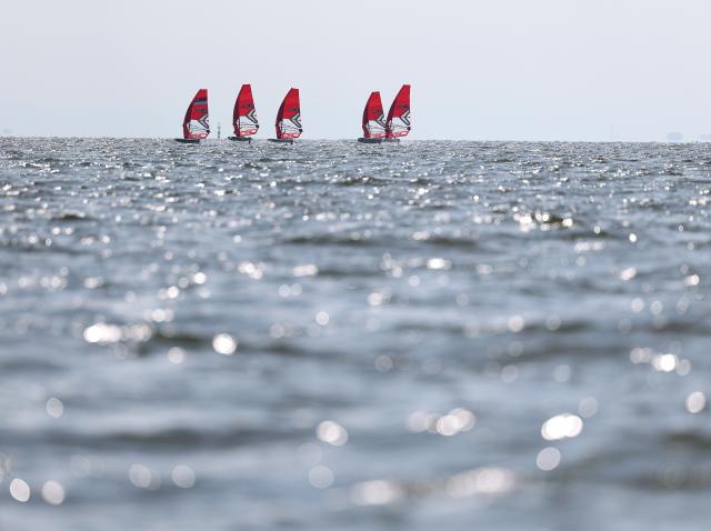 (261003) -- GAMAGORI, Oct. 3, 2026 (Xinhua) -- Sailors compete during the Boys' Windsurfing Opening Series Race of Sailing at the 20th Asian Games Aichi-Nagoya 2026 in Gamagori of Aichi Prefecture, Japan, Oct. 3, 2026. (Xinhua/Deng Hua)