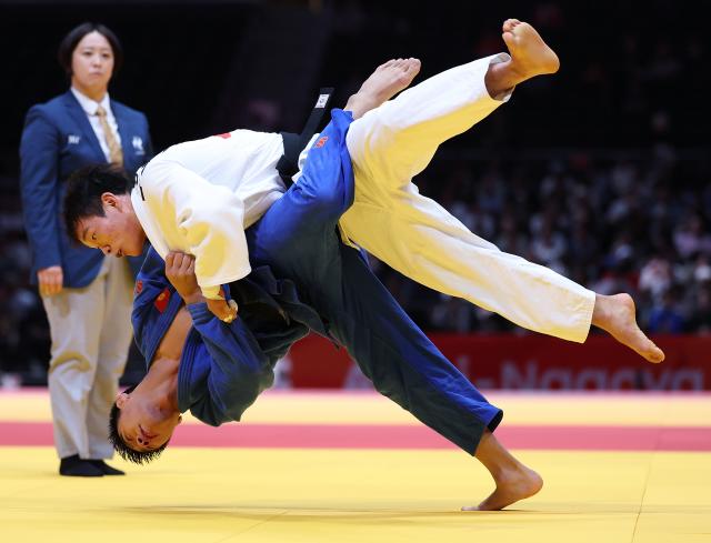 (261003) -- NAGOYA, Oct. 3, 2026 (Xinhua) -- Lin Gaohui of China (top) competes against Nurmukhhammed Bakirdinov of Kyrgyzstan during the mixed team repechage match of Judo at the 20th Asian Games Aichi-Nagoya 2026 in Nagoya, Japan, Oct. 3, 2026. (Xinhua/Yao Qilin)