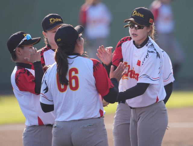 (261003) -- ANJO, Oct. 3, 2026 (Xinhua) -- Team China encourage each other during the women's gold medal match of softball between China and Japan at the 20th Asian Games Aichi-Nagoya 2026 in Anjo of Aichi Prefecture, Japan, Oct. 3, 2026. (Xinhua/Luo Yuan)