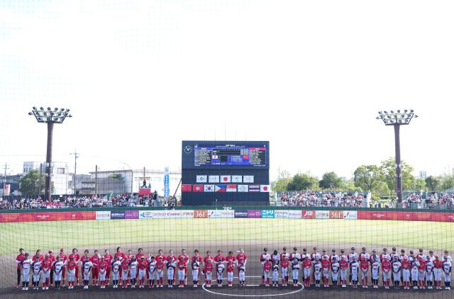 (261003) -- ANJO, Oct. 3, 2026 (Xinhua) -- Team China (R) and team Japan line up before the women's gold medal match of softball between China and Japan at the 20th Asian Games Aichi-Nagoya 2026 in Anjo of Aichi Prefecture, Japan, Oct. 3, 2026. (Xinhua/Luo Yuan)