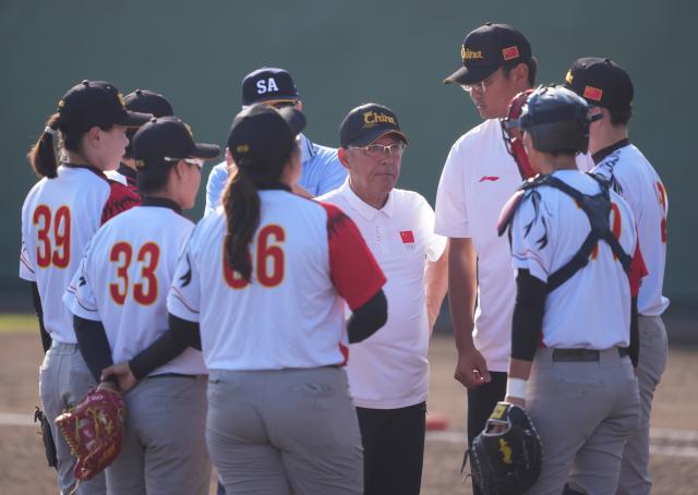 (261003) -- ANJO, Oct. 3, 2026 (Xinhua) -- Fukuda Itsushi (C), head coach of China instructs during the women's gold medal match of softball between China and Japan at the 20th Asian Games Aichi-Nagoya 2026 in Anjo of Aichi Prefecture, Japan, Oct. 3, 2026. (Xinhua/Luo Yuan)