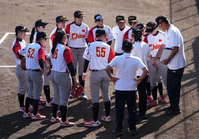 (261003) -- ANJO, Oct. 3, 2026 (Xinhua) -- Team China discuss during the women's gold medal match of softball between China and Japan at the 20th Asian Games Aichi-Nagoya 2026 in Anjo of Aichi Prefecture, Japan, Oct. 3, 2026. (Xinhua/Luo Yuan)