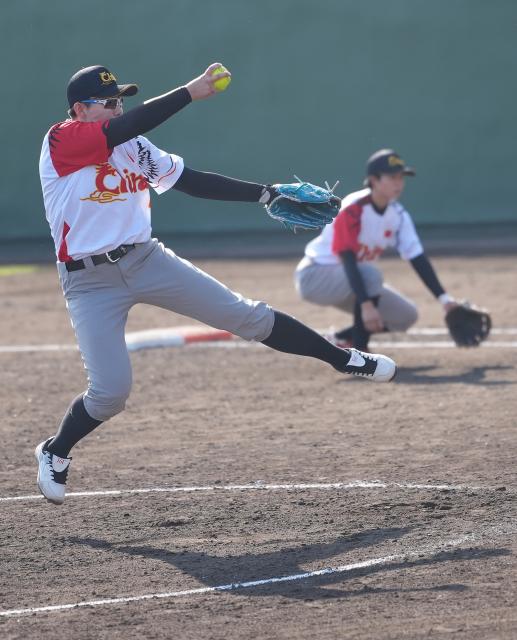 (261003) -- ANJO, Oct. 3, 2026 (Xinhua) -- Chai Yinan (L) of China throws the ball during the women's gold medal match of softball between China and Japan at the 20th Asian Games Aichi-Nagoya 2026 in Anjo of Aichi Prefecture, Japan, Oct. 3, 2026. (Xinhua/Luo Yuan)