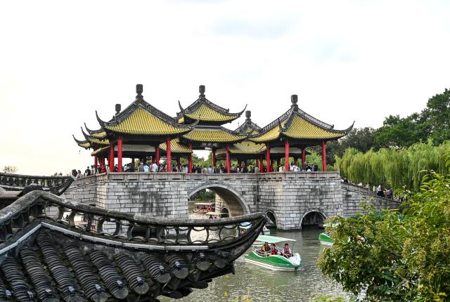 (261003) -- BEIJING, Oct. 3, 2026 (Xinhua) -- Tourists visit the Slender West Lake scenic spot in Yangzhou, east China's Jiangsu Province, Oct. 2, 2026.
  China's cultural and tourism market is thriving during this year's National Day holiday, with a wide range of options including scenic getaways, autumn outings, tourism with revolutionary topics, nighttime entertainment, and cultural tours featuring the country's intangible cultural heritage. (Xinhua/Chen Yehua)
