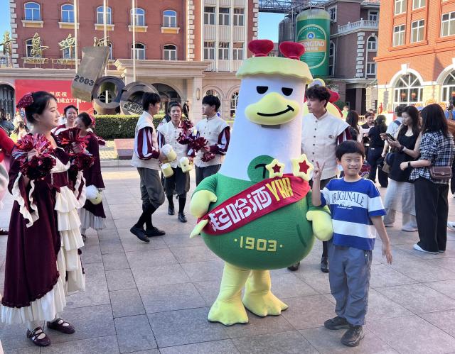 (261003) -- BEIJING, Oct. 3, 2026 (Xinhua) -- Tourists visit the Tsingtao Beer Museum in Qingdao, east China's Shandong Province, Oct. 2, 2026.
  China's cultural and tourism market is thriving during this year's National Day holiday, with a wide range of options including scenic getaways, autumn outings, tourism with revolutionary topics, nighttime entertainment, and cultural tours featuring the country's intangible cultural heritage. (Xinhua/Li Ziheng)