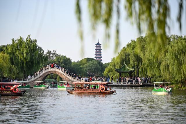 (261003) -- BEIJING, Oct. 3, 2026 (Xinhua) -- Tourists visit the Slender West Lake scenic spot in Yangzhou, east China's Jiangsu Province, Oct. 2, 2026.
  China's cultural and tourism market is thriving during this year's National Day holiday, with a wide range of options including scenic getaways, autumn outings, tourism with revolutionary topics, nighttime entertainment, and cultural tours featuring the country's intangible cultural heritage. (Xinhua/Chen Yehua)