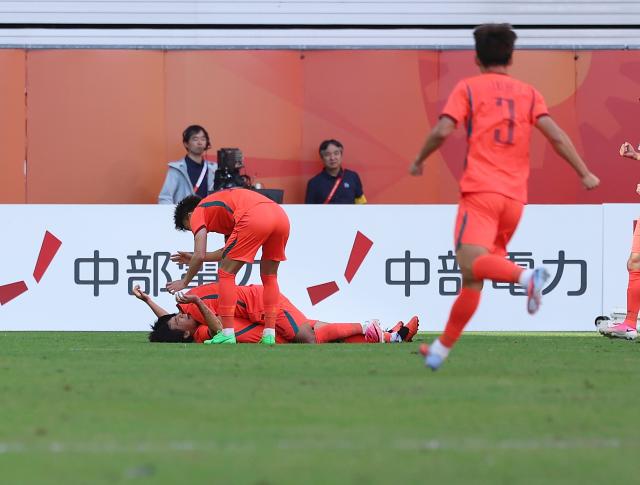 (261003) -- TOYOTA, Oct. 3, 2026 (Xinhua) -- Players of China celebrate a goal during the men's 3rd place match of football between China and Uzbekistan at 20th Asian Games Aichi-Nagoya 2026 in Toyota of Aichi Prefecture, Japan, Oct. 3, 2026. (Xinhua/Jia Haocheng)