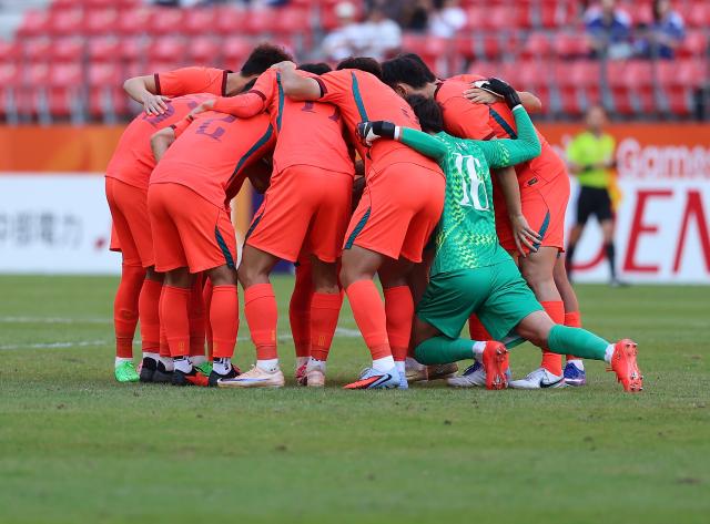 (261003) -- TOYOTA, Oct. 3, 2026 (Xinhua) -- Players of China gather together before the men's 3rd place match of football between China and Uzbekistan at 20th Asian Games Aichi-Nagoya 2026 in Toyota of Aichi Prefecture, Japan, Oct. 3, 2026. (Xinhua/Jia Haocheng)