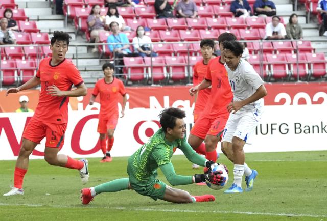 (261003) -- TOYOTA, Oct. 3, 2026 (Xinhua) -- Goalkeeper Li Hao (C) of China makes a save during the men's 3rd place match of football between China and Uzbekistan at 20th Asian Games Aichi-Nagoya 2026 in Toyota of Aichi Prefecture, Japan, Oct. 3, 2026. (Xinhua/Lui Siu Wai)