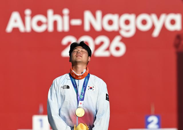 (261003) -- OKAZAKI, Oct. 3, 2026 (Xinhua) -- Gold medalist Lee Wooseok of South Korea reacts during the awarding ceremony for the Recurve Men's Individual of Archery at the 20th Asian Games Aichi-Nagoya 2026 in Okazaki of Aichi Prefecture, Japan, Oct. 3, 2026. (Xinhua/Yu Yang)